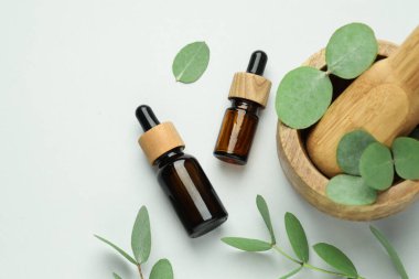 Beyaz zemin üzerinde gerekli yağ, okaliptüs yaprakları, harç ve tokmak şişeleri, düz yatıyordu.