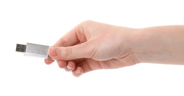 Beyaz arkaplanda USB bellek tutan kadın, yakın plan.