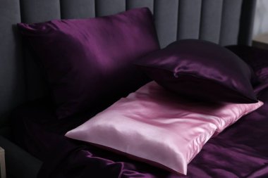 Lüks ipek çarşaflar ve yastıklar.