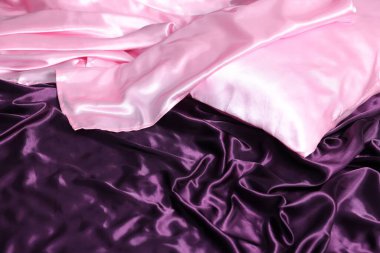 Lüks ipek çarşaf ve yastık, yakın plan.