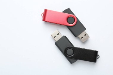 Beyaz arkaplandaki flaş sürücüler, düz yatış