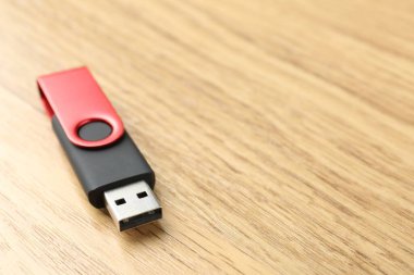 Tahta arka planda bir flaş bellek, yakın plan. Metin için boşluk