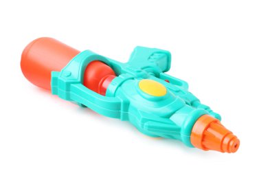 Parlak plastik su tabancası beyaza izole edilmiş.