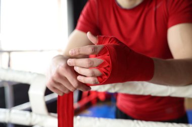 Ellerini boks ringine saran adam, yakın plan.