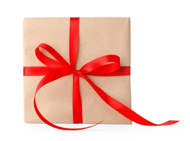 Kraft kağıdına sarılı hediye, yay beyaza izole edilmiş.