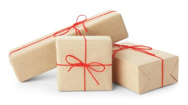 Kraft kağıdına sarılı birçok hediye kutusu beyaza izole edilmiş.