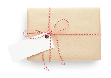 Kraft kağıdına sarılı bir hediye. Yay ve kart beyaz, üst görünümde izole edilmiş.