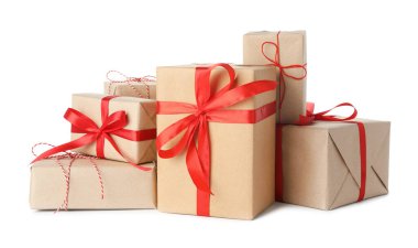 Kraft kağıdına sarılı birçok hediye kutusu beyaza izole edilmiş.