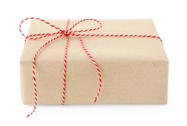 Kraft kağıdına sarılı hediye, yay beyaza izole edilmiş.
