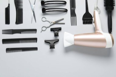 Beyaz arka planda farklı saç şekillendirme araçları, düz yatış. Metin için boşluk