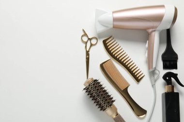 Beyaz arka planda farklı saç şekillendirme araçları, düz yatış. Metin için boşluk