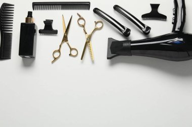 Beyaz arka planda farklı saç şekillendirme araçları, düz yatış. Metin için boşluk