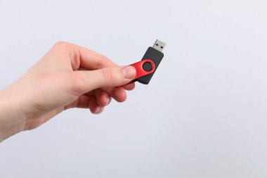 Açık gri arka planda modern flash diski olan adam, yakın plan. Metin için boşluk