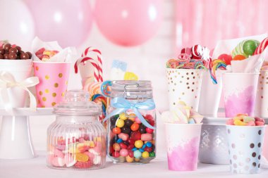 Çikolata. Dekoratif odadaki masada bir sürü farklı tatlı var.