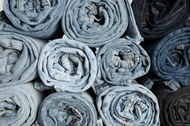 Arka plan olarak farklı modaya uygun kot pantolon, üst görünüm