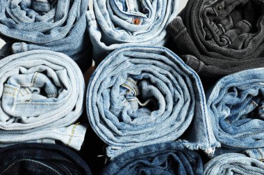 Arka plan olarak farklı modaya uygun kot pantolon, üst görünüm