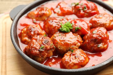 Yemek masasında domates soslu leziz köfteler, yakın plan.