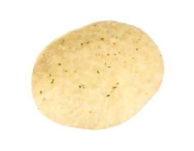 Beyaza izole edilmiş lezzetli bir patates cipsi.
