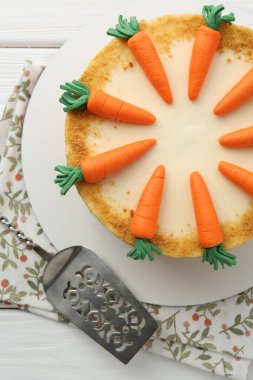 Lezzetli ev yapımı havuçlu kek ve sunucu beyaz ahşap masa, üst görünüm