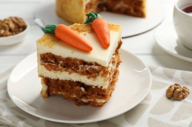 Beyaz masada ev yapımı havuçlu kek, yakın plan.