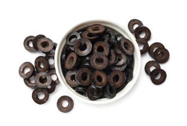 Terbiye edilmiş siyah zeytin halkaları beyaz, üst görünümde izole.