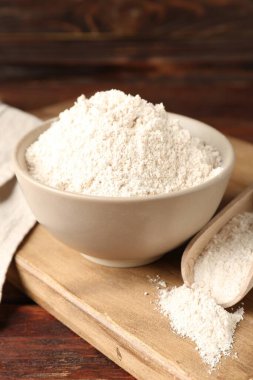 Tahta masada kahverengi pirinç unu, yakın plan.