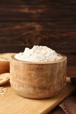 Tahta masada kahverengi pirinç unu, yakın plan. Metin için boşluk