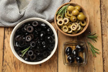 Lezzetli marine edilmiş zeytin halkaları ve ahşap masada biberiye.