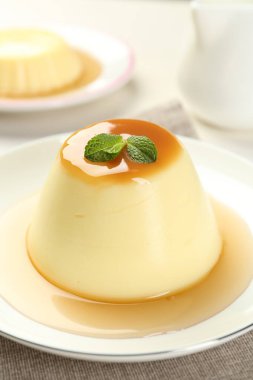 Karamel soslu lezzetli puding ve nane şekeri, yakın plan.