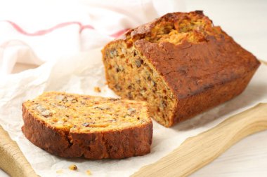 Ev yapımı havuçlu kek, masada fındıklı, yakın plan.