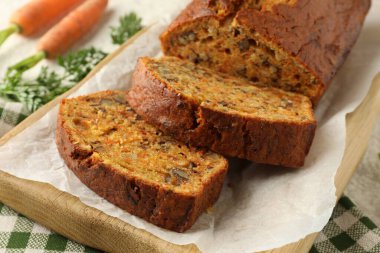 Ev yapımı havuçlu kek, fındıklı ve sebzeli, yakın plan.