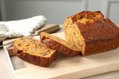 Ev yapımı havuçlu kek, fındıklı ve bıçaklı, ahşap masa, yakın plan.