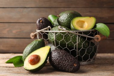 Avokadoların tamamı ahşap masada, yakın plan.