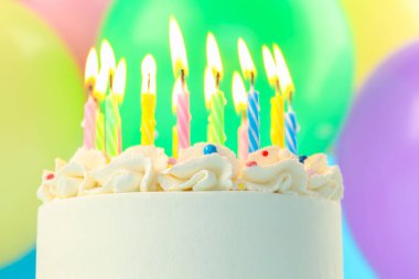 Enfes bento keki serpiştirilmiş ve yanan mumlar bulanık arka planda, yakın planda