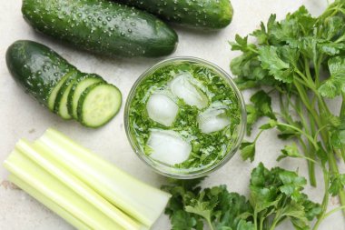 Maydanozlu, salatalıklı ve kerevizli sağlıklı bir içecek.