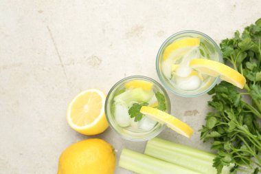 Maydanozlu, limonlu ve kerevizli sağlıklı bir içecek. Metin için boşluk