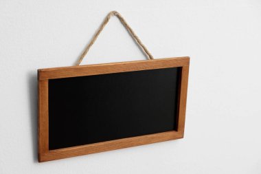 Beyaz duvarda boş bir karatahta