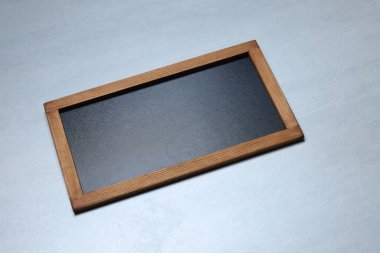 Gri arkaplanda boş küçük karatahta, üst görünümde