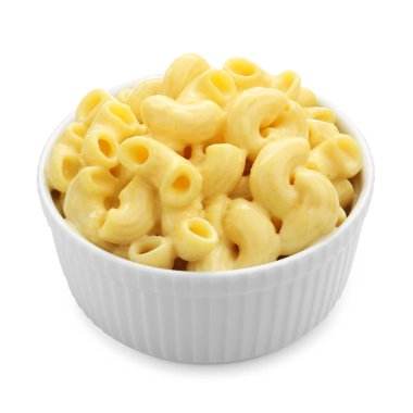 Peynir soslu leziz makarna, beyaza izole edilmiş.