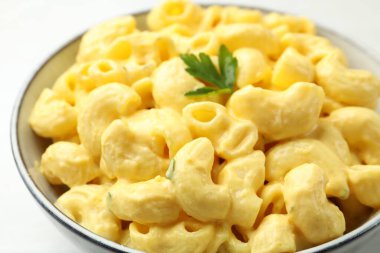 Masada peynir soslu leziz makarna, yakın plan.