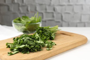 Beyaz ahşap masada taze kuş sürüsü kes, yakın plan.