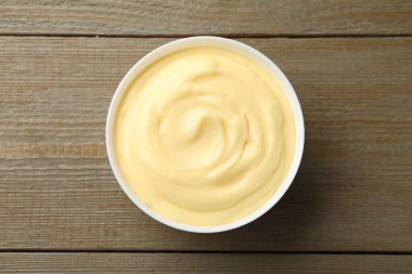 Tahta masada lezzetli vanilyalı puding, üst manzara.