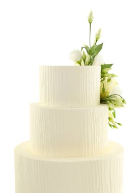 Çiçeklerle süslenmiş nefis bir düğün pastası.