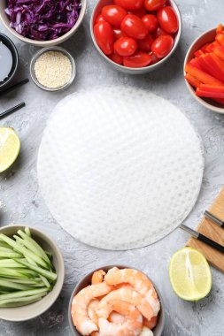 Pirinç kağıt çarşaflar ve açık gri masa üzerindeki farklı malzemeler, düz uzanmış.