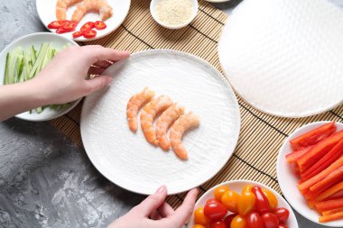 Açık gri masada nefis börek yapan kadın, düz yatıyordu.