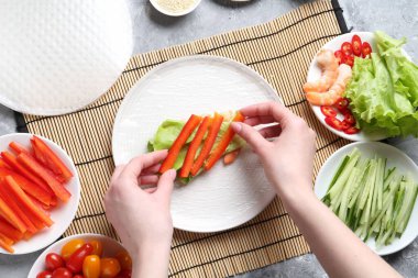 Açık gri masada nefis börek yapan kadın, düz yatıyordu.