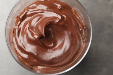 Gri masada lezzetli çikolatalı puding, üst manzara.