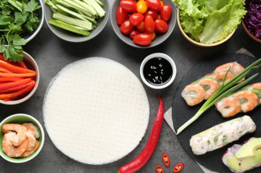 Pilav kağıtları ve farklı malzemeler koyu gri masada, düz yerde.