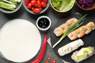 Pilav kağıtları ve farklı malzemeler koyu gri masada, düz yerde.