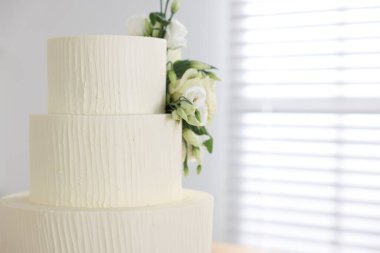 Evin içinde çiçek desenli nefis düğün pastası, yakın plan. Metin için boşluk